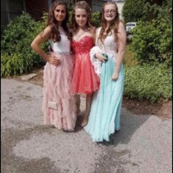 Grad or prom beautiful red dress - Picture 2 of 3